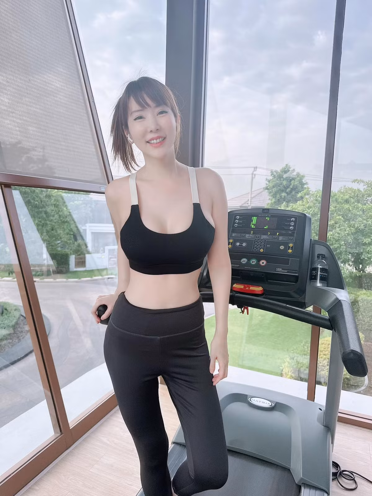 Trong những hình ảnh đời thường, Parvinee Tatiyakajohnlert cũng chăm chỉ phô diễn nét đẹp cơ thể của mình.