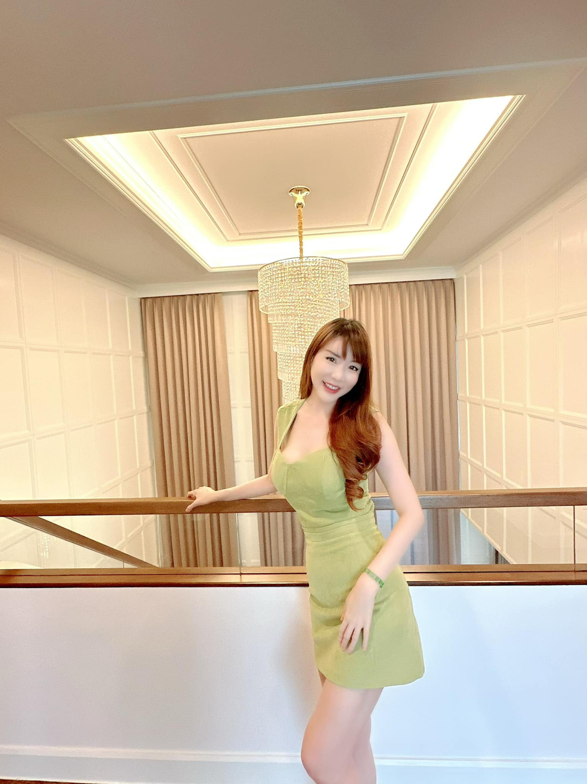 Sau khi ra trường, Parvinee Tatiyakajohnlert chuyên tâm vào con đường người mẫu, phát triển nội dung số.