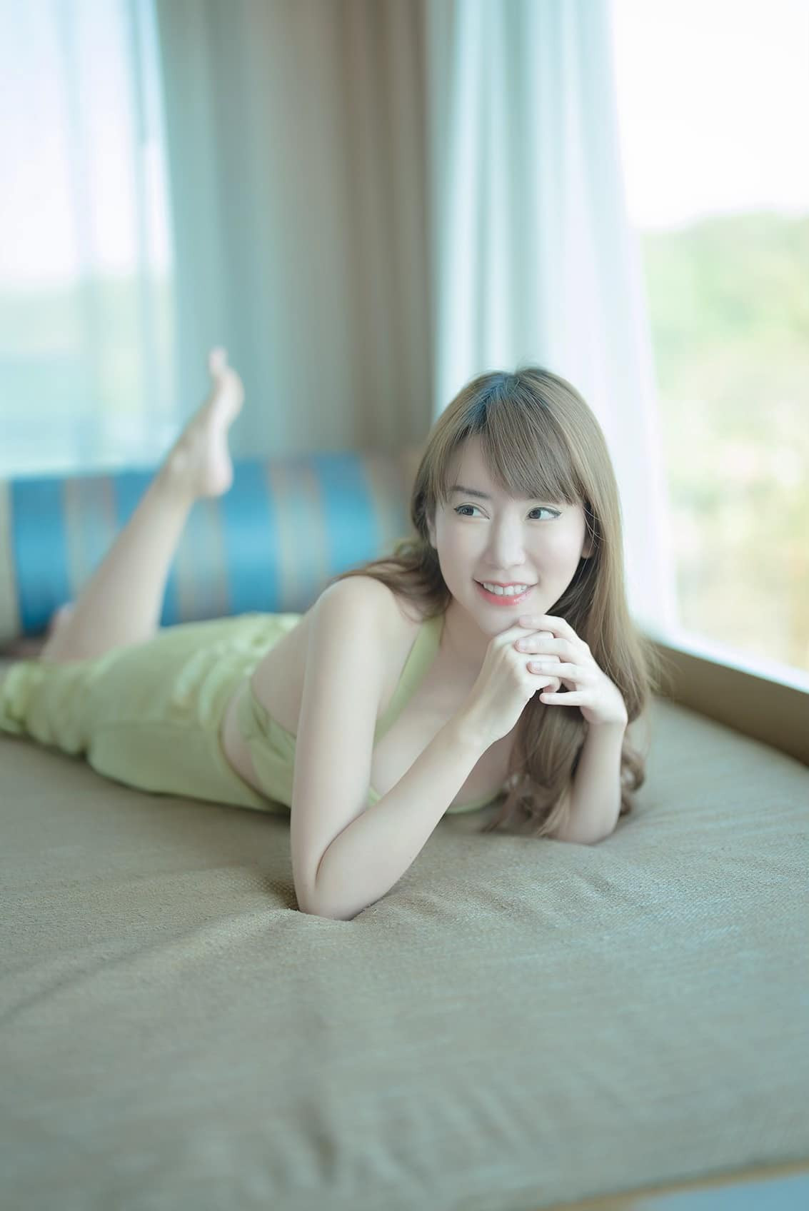 Mỗi bức ảnh của cô nàng hot girl chùa Vàng nhận được hàng chục ngàn đến hàng trăm ngàn người chia sẻ, yêu thích.