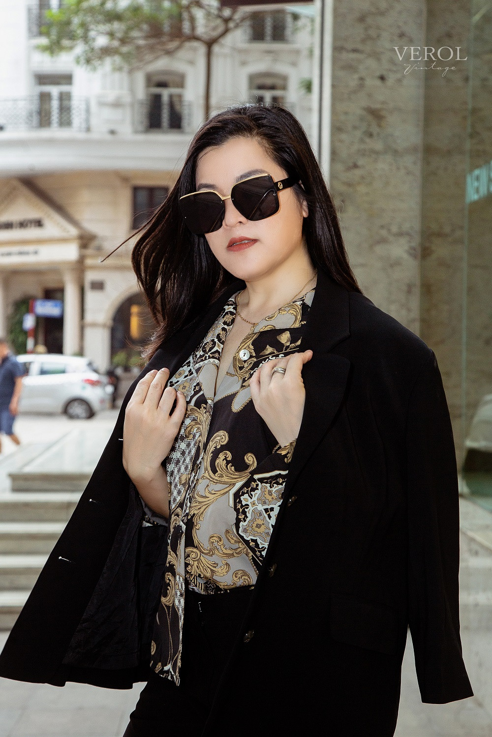 Chia sẻ với PV, MC Hương Verol cho biết, cô nàng bắt đầu chú ý tới những món đồ si cách đây từ 15 năm. Nhưng mãi tới thời gian gần đây, đặc biệt là sau khi đọc và tiếp xúc với loạt bài viết về một fashionista tên tuổi chuyên mix &amp; match từ những món đồ si theo phong cách Vintage, “đam mê âm ỉ” của nữ MC 8X mới được bùng cháy.