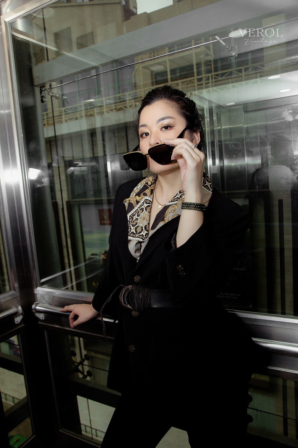 Cụ thể, nói về cơ duyên đến với đồ si theo phong cách Vintage của mình, MC Hương Verol chia sẻ: “Thực chất ngay từ khi còn là sinh viên mình đã để ý đến những món đồ si. Không phải vì không có tiền mua đồ mới hay sắm hàng hiệu mà vì thứ đồ tưởng chừng bỏ đi này sở hữu những hoạt tiết và chất liệu khiến mình thực sự mê mẩn”.