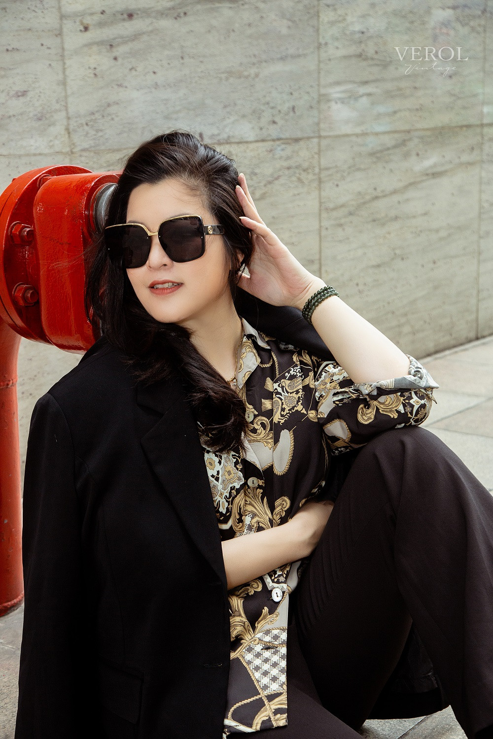 Nhưng với Hương Verol thay vì tự mua những món đồ hang hiệu hay đi mượn ở các shop để lên sóng thì nữ MC Đài truyền hình KTS VTC lại hứng thú với thời trang đồ si theo phong cách Vintage.