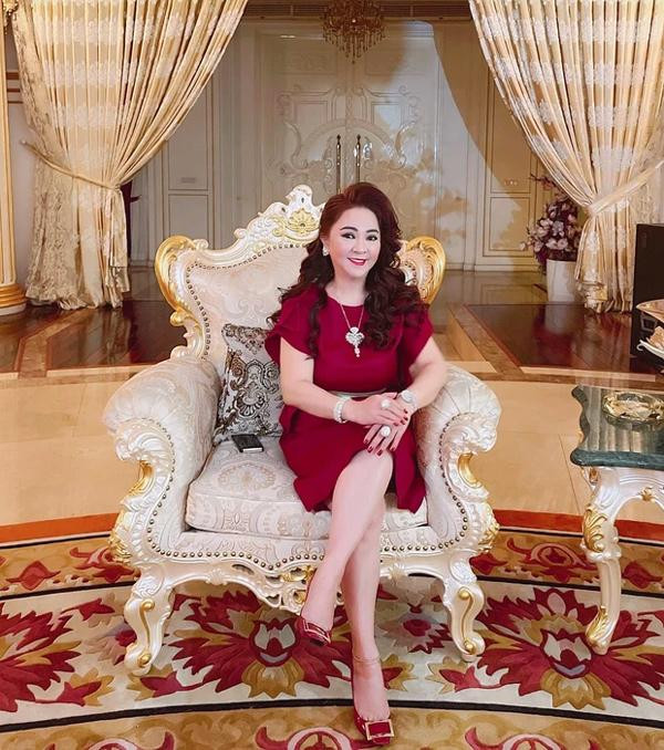 Ngoài nội dung livestream thứ thu hút đông đảo người quan tâm đến bà Nguyễn Phương Hằng đó chính là nhan sắc, trang điểm, cách ăn mặc của nữ CEO khu du lịch Đại Nam.