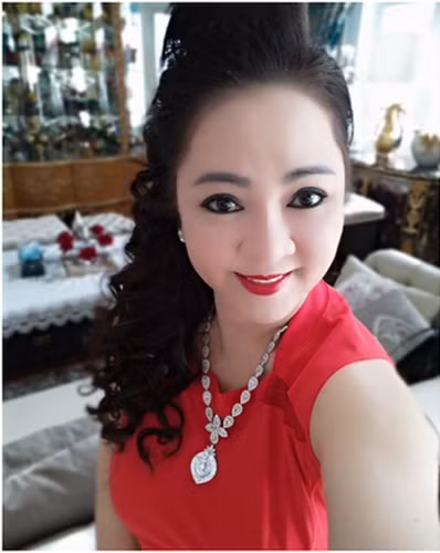 Ở phần bình luận, rất nhiều người dành lời ngợi khen cho sự tinh tế, lịch sự của vợ ông Dũng "lò voi".