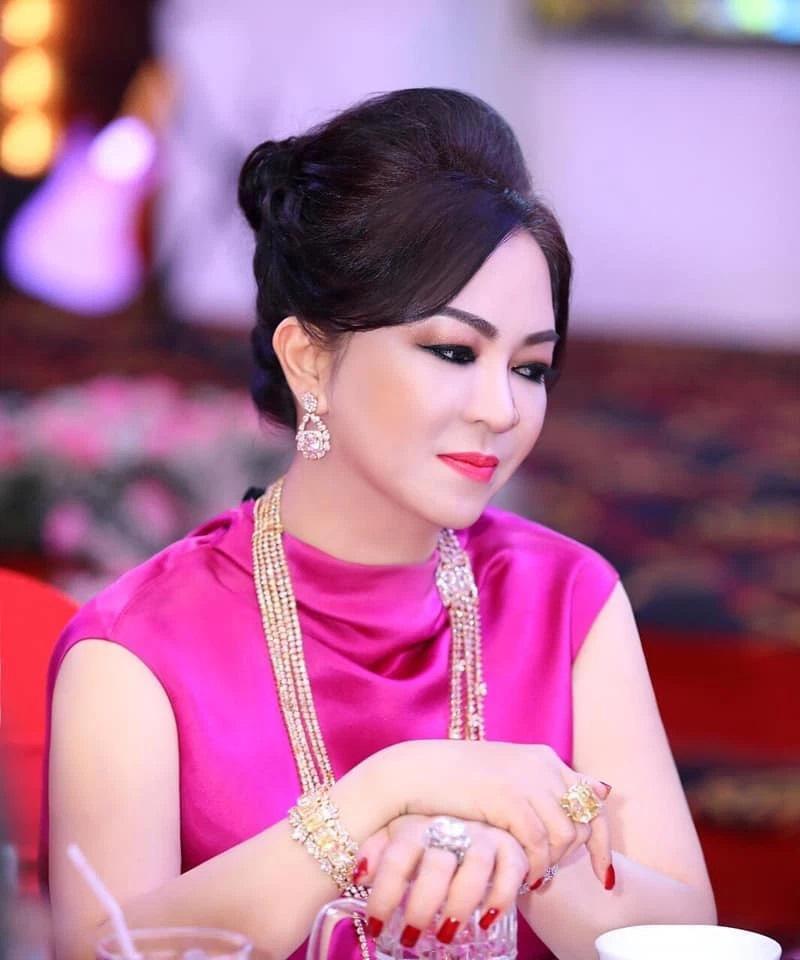 Hơn 7 tháng kể từ thời điểm lên sóng bàn về loạt chủ đề nóng của xã hội, bà Phương Hằng được nhập hội "streamer có số có má" ở Việt Nam.