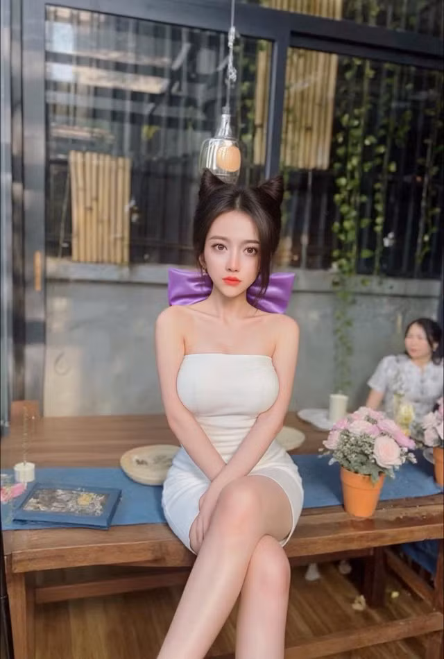 Mặc dù vẻ ngoài có thể làm người ta liên tưởng đến một AI, nhưng phong thái, hành động, và sự giao tiếp của Lei Chan lại rất đỗi tự nhiên và gần gũi.