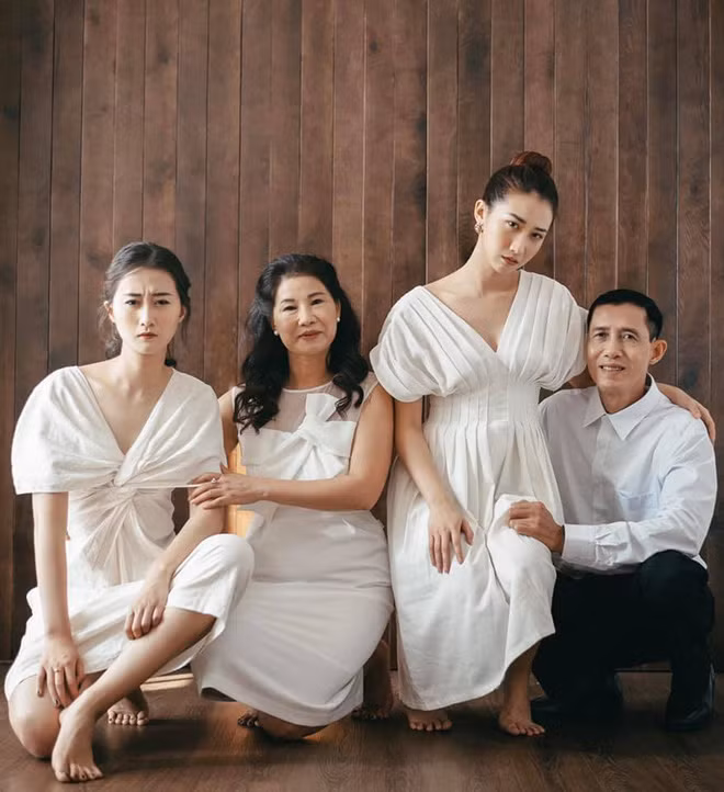 Mới đây, nữ chính "Người Ấy Là Ai" Kiều Ly Phạm đã khoe ảnh đu trend của gia đình mình với bố mẹ và em gái.