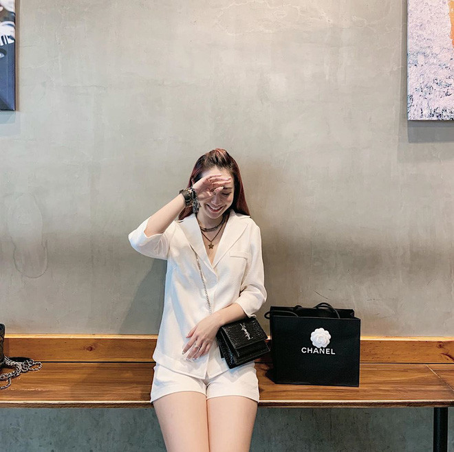 Với những bức hình của nữ CEO "Người Ấy Là Ai", dân tình đã thả tim lia lịa và để lại rất nhiều bình luận thích thú, khen ngợi.