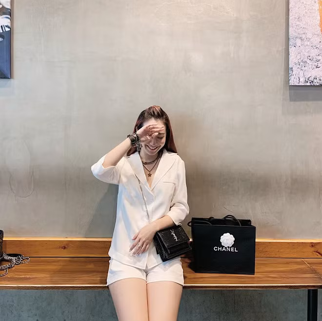 Với những bức hình của nữ CEO "Người Ấy Là Ai", dân tình đã thả tim lia lịa và để lại rất nhiều bình luận thích thú, khen ngợi.