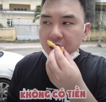 Trong khi Xoài Non ngồi lựa chọn đồng hồ hiệu và tỏ ra khá phân vân. Streamer giàu nhất Việt Nam đáp lại với sự lưỡng lự của bà xã: “Đó là tùy em chứ em thích cái nào. Em xem tay em có đẹp không. Thích kiểu gì là do em thôi à.”