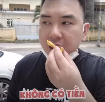 Trong khi Xoài Non ngồi lựa chọn đồng hồ hiệu và tỏ ra khá phân vân. Streamer giàu nhất Việt Nam đáp lại với sự lưỡng lự của bà xã: “Đó là tùy em chứ em thích cái nào. Em xem tay em có đẹp không. Thích kiểu gì là do em thôi à.”