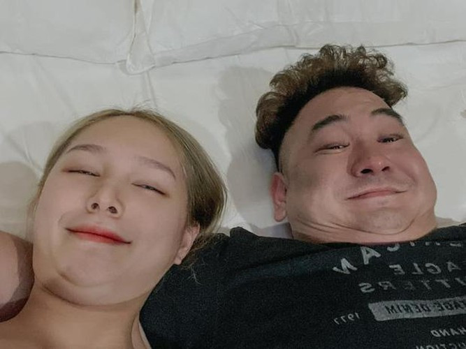 Đáp lại sự càu nhàu của chồng, Xoài Non nói: “Trời ơi, anh nói như em lợi dụng vậy đó. Anh nói lại đi, anh mua hay vợ ép?”