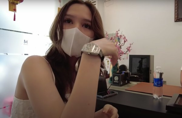 Trong vlog mới nhất, Xemesis ghi lại chuyến đi chơi nhân dịp sinh nhật 19 tuổi của Xoài Non. Đáng chú ý trong số đó là cảnh chàng streamer nổi tiếng "bên ngoài đẹp trai bên trong nhiều tiền" đưa vợ đi chọn lựa quà sinh nhật.