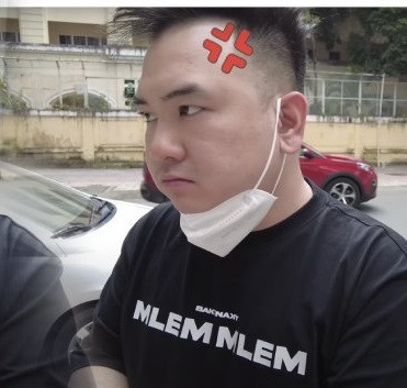 Sau đó, Xemesis nói thêm: “Chốt đơn chưa? Còn về đi làm”. Sau một hồi lựa chọn, Xoài Non tỏ ra rất thích thú khi đeo chiếc đồng hồ 800 triệu đồng nhưng cuối cùng chọn chiếc có giá 150 triệu đồng.