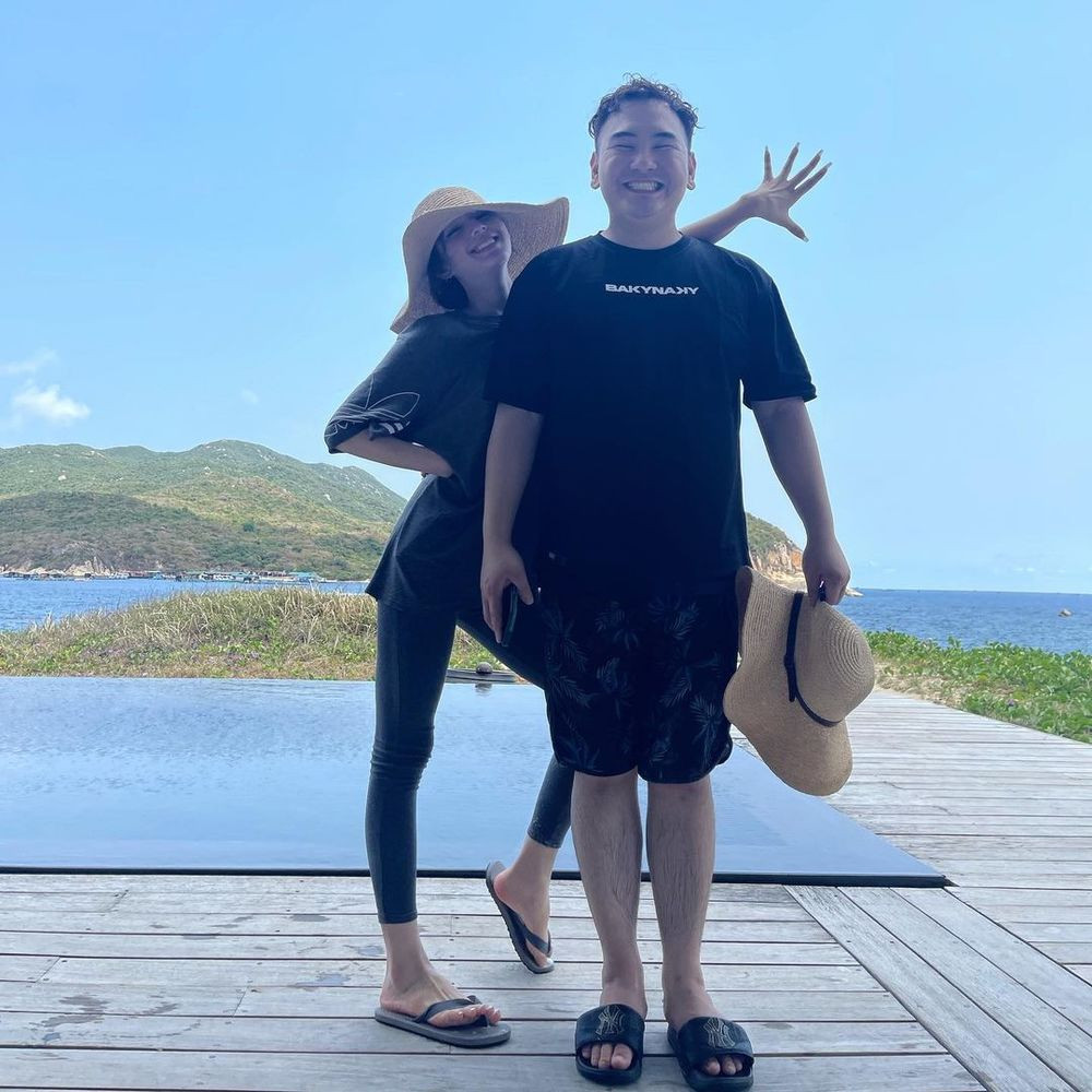 Sau khi mua xong món quà 150 triệu đồng, trong khi Xoài Non hí hửng thì Xemesis lại tỏ vẻ khá quạu. Nam streamer giàu nhất Việt Nam đáp lại: “Không có tiền” khi được vợ rủ đi ăn.