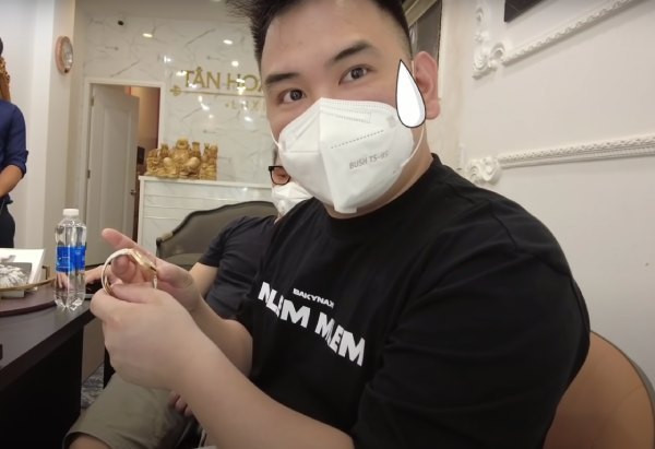 Mới đây, khoảnh khắc hot girl Xoài Non được ông xã đại gia kiêm "tứ hoàng streamer" là Xemesis đưa đến tận nơi lựa quà nhận về nhiều sự chú ý khiến cư dân mạng bàn tán rôm rả.