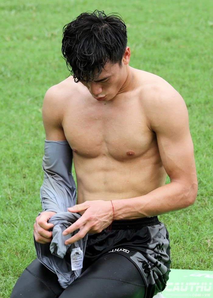 Nàng thì đăng ảnh chung của cả hai, còn chàng thì đăng ảnh "giường chiếu" mùi mẫn khi cả 2 còn bên cạnh nhau.