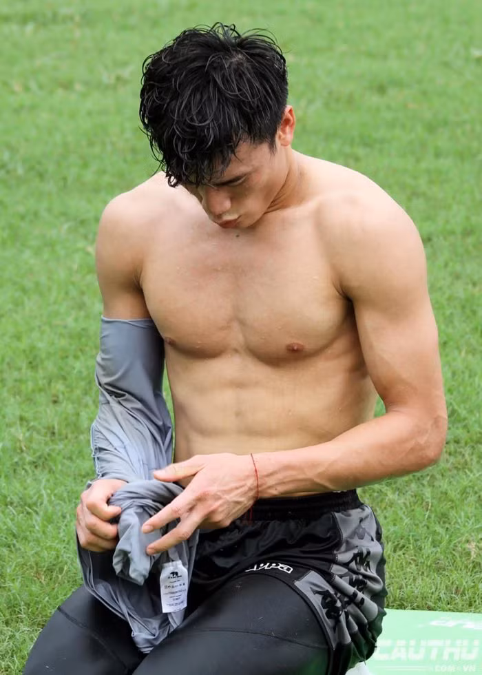 Nàng thì đăng ảnh chung của cả hai, còn chàng thì đăng ảnh "giường chiếu" mùi mẫn khi cả 2 còn bên cạnh nhau.