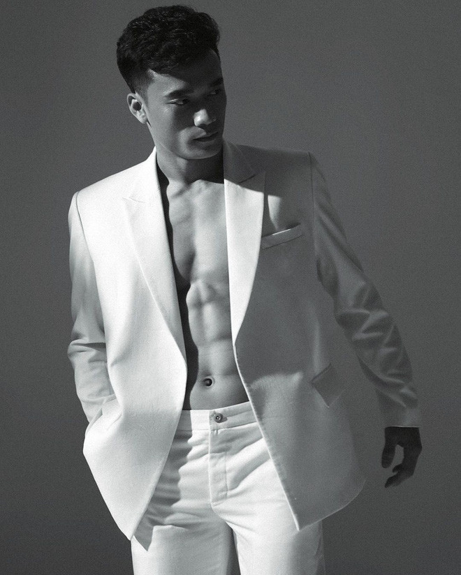 Trước đó, thỉnh thoảng Bùi Tiến Dũng cũng "chiêu đãi" netizen bằng những bức ảnh body đi vào lòng người.