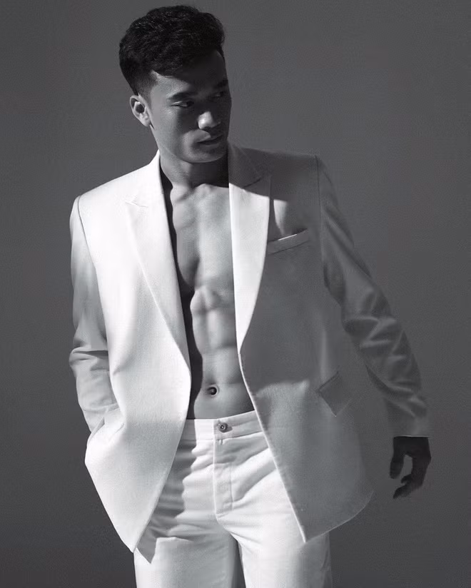 Trước đó, thỉnh thoảng Bùi Tiến Dũng cũng "chiêu đãi" netizen bằng những bức ảnh body đi vào lòng người.