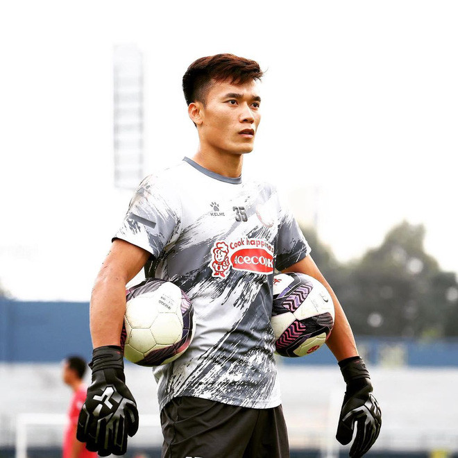 Trong một diễn biến khác, Dianka - bạn gái mẫu Tây của chàng cầu thủ vừa về Ukraine thăm gia đình hồi cuối tháng 7 vừa qua. Cặp đôi mới kỉ niệm tròn 1 năm mặn nồng bên nhau vào hôm 9/8.