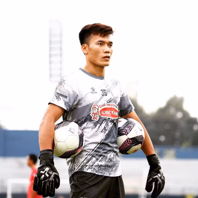 Trong một diễn biến khác, Dianka - bạn gái mẫu Tây của chàng cầu thủ vừa về Ukraine thăm gia đình hồi cuối tháng 7 vừa qua. Cặp đôi mới kỉ niệm tròn 1 năm mặn nồng bên nhau vào hôm 9/8.