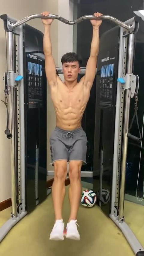 Dù đang ở xa nhưng Bùi Tiến Dũng và bạn gái cũng khiến netizen phải ghen tỵ khi có màn phát "cẩu lương" cực mạnh.