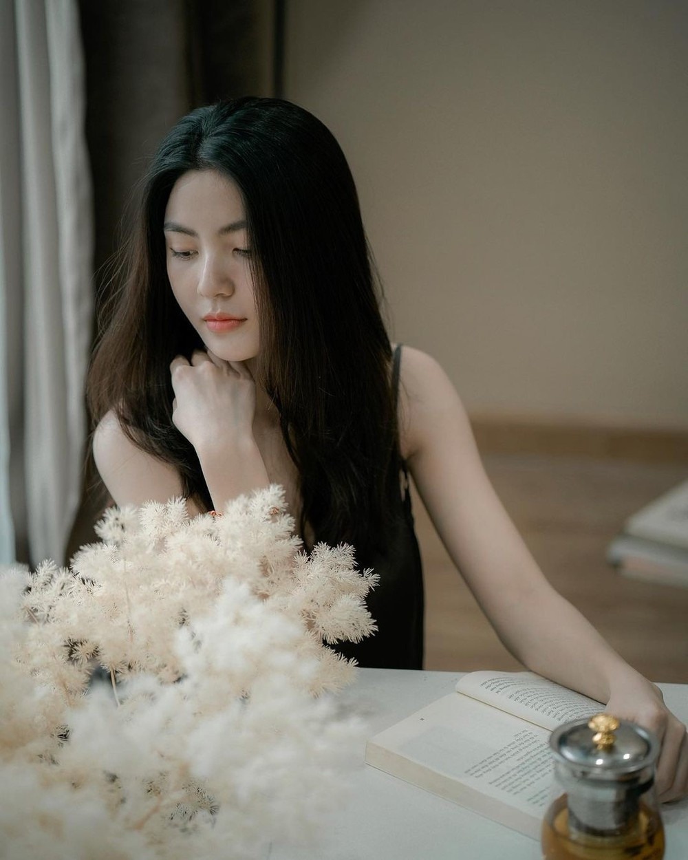 Thanh Huyền đã nhiều lần ra sân cổ vũ bạn trai đá bóng nhưng mỗi lần cô lại đeo khẩu trang kín mít.