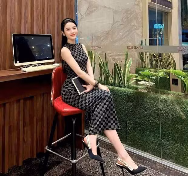 Cô cũng thường xuyên livestream trên các nền tảng mạng xã hội để tương tác với bạn bè và hàng triệu người theo dõi.
