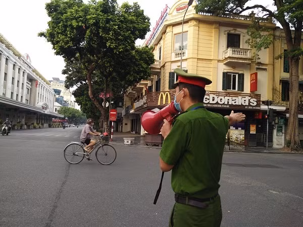 Bi tai xe o to tong, can bo o chot kiem dich phai nhap vien cap cuu