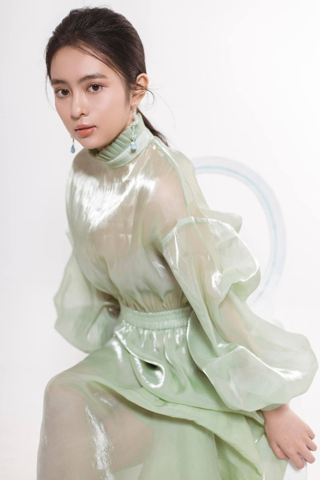 Sau thời gian kín đáo trong những bộ thời trang bánh bèo, mới đây "bản sao Lưu Diệc Phi" Việt Nam bất ngờ thay đổi hình tượng thu hút sự chú ý của nhiều người.