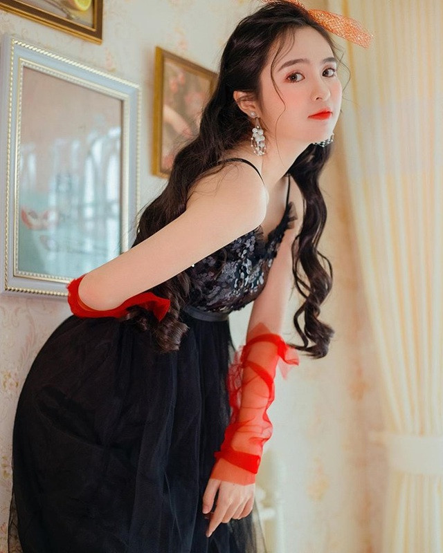 Sau khi những bức ảnh khoe trang phục 2 mảnh của Ái Phi được đăng tải, cô nàng nhận được nhiều lời khen ngợi về body gợi cảm.