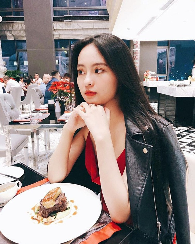 Ái Phi từng rất bất ngờ khi được so sánh với "thần tiên tỷ tỷ" Lưu Diệc Phi. Nhưng cô bạn lấy đó làm niềm vui bởi khi được so sánh với một trong những mỹ nữ trong dàn sao Hoa ngữ.