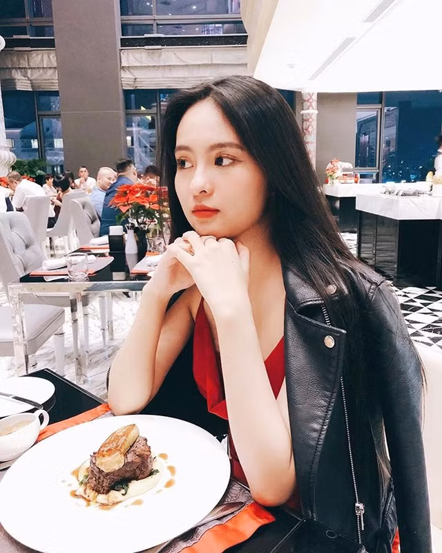 Ái Phi từng rất bất ngờ khi được so sánh với "thần tiên tỷ tỷ" Lưu Diệc Phi. Nhưng cô bạn lấy đó làm niềm vui bởi khi được so sánh với một trong những mỹ nữ trong dàn sao Hoa ngữ.