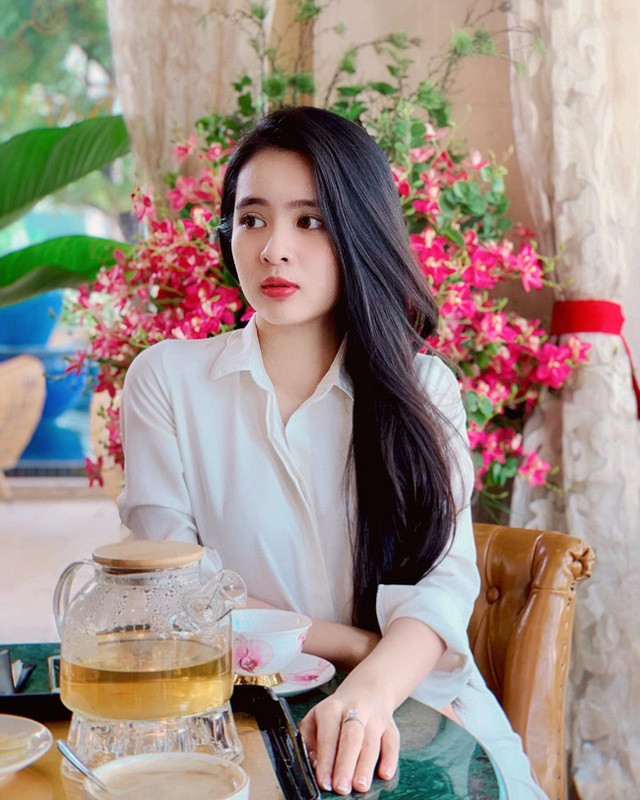 Chẳng phải tạo dáng quá cầu kì nhưng với thần thái thượng thừa, Ái Phi vẫn tạo nên sức hút của riêng mình.