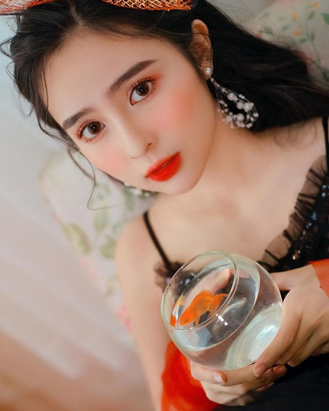 Trước đó, Ái Phi gây ấn tượng bởi gương mặt trái xoan, sống mũi cao và đường nét dịu dàng, thanh tú.