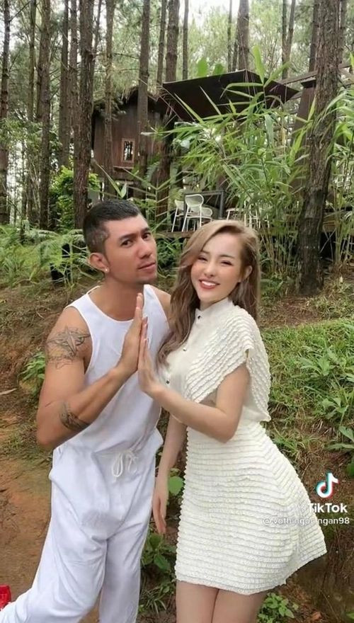 Mới đây, cặp đôi Ngân 98 và Lương Bằng Quang khiến nhiều người thích thú khi đăng tải đoạn clip bắt trend ca khúc Bên trên tầng lầu (Tăng Duy Tân).