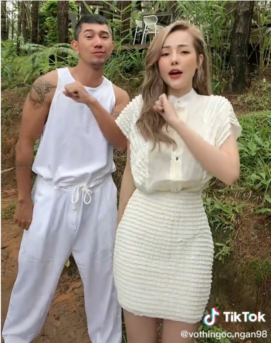 Vốn là cặp đôi vô cùng tình cảm, Ngân 98 và bạn trai cho thấy sự thoải mái khi cùng nhau thực hiện các động tác vũ đạo.