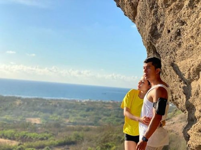 Từ lúc thay đổi phong cách thời trang trở nên kín đáo, nhã nhặn, cô nàng nhận được rất nhiều lời khen ngợi từ cộng đồng mạng.