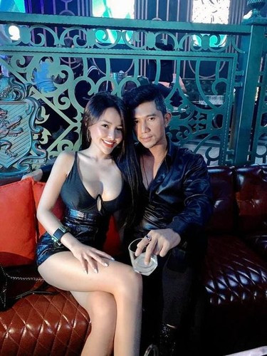 Cả Ngân 98 và Lương Bằng Quang đều làm công việc liên quan đến âm nhạc nên việc nhảy nhót quá ư là dễ dàng với cặp đôi.