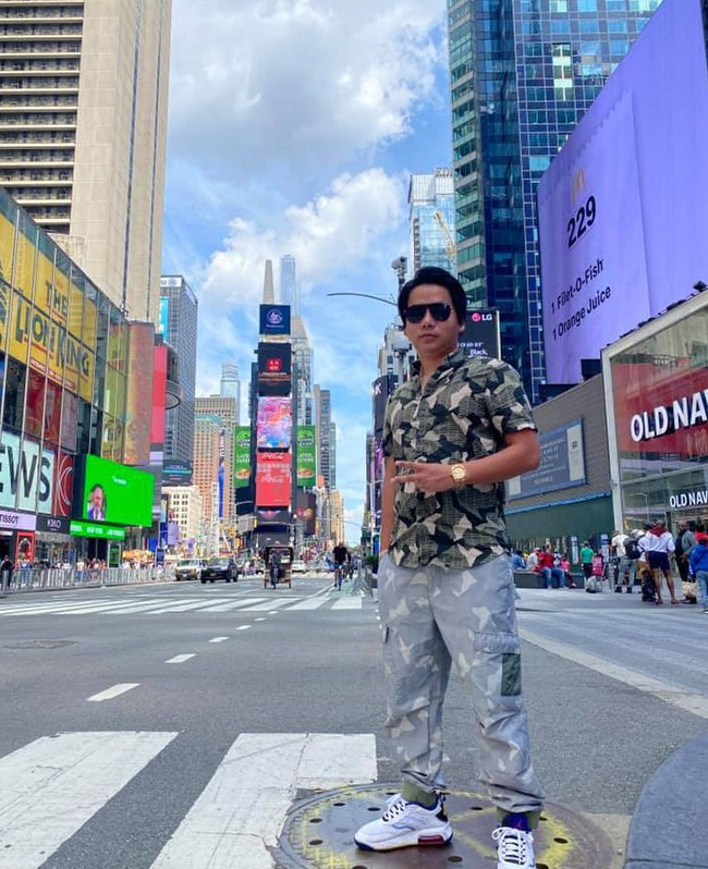 Bởi nếu là fans cứng chắc hẳn không ít lần tròn mắt khi nhìn anh chi trăm triệu, tiền tỷ để nuôi dưỡng đam mê làm Youtuber hay gần nhất là loạt video về hành trình kéo dài chân mất vài tỷ chi phí.