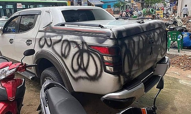 Trước đó, không ít lần các chủ xe phải tái mặt khi nhìn những chiếc ô tô của mình bị xịt sơn kín mít xe như trên.