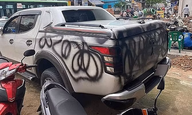 Trước đó, không ít lần các chủ xe phải tái mặt khi nhìn những chiếc ô tô của mình bị xịt sơn kín mít xe như trên.