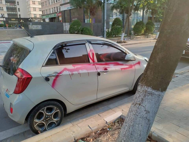 Theo chia sẻ của chủ nhân bài viết đăng tải, một hàng ô tô đỗ ven đường bị người lạ mặt xịt sơn khiến các chủ xe vô cùng bức xúc.