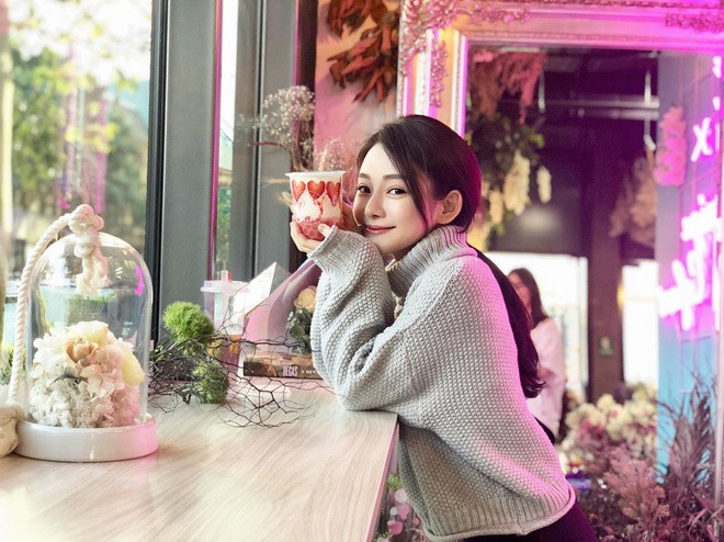 Trong các bức ảnh chụp chân dung, Lee có phong cách tạo dáng, thần thái không kém người mẫu chuyên nghiệp. Nữ sinh thường trang điểm nhẹ nhàng, có phong cách ăn mặc thường ngày đơn giản.