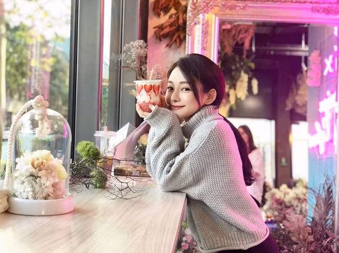 Trong các bức ảnh chụp chân dung, Lee có phong cách tạo dáng, thần thái không kém người mẫu chuyên nghiệp. Nữ sinh thường trang điểm nhẹ nhàng, có phong cách ăn mặc thường ngày đơn giản.