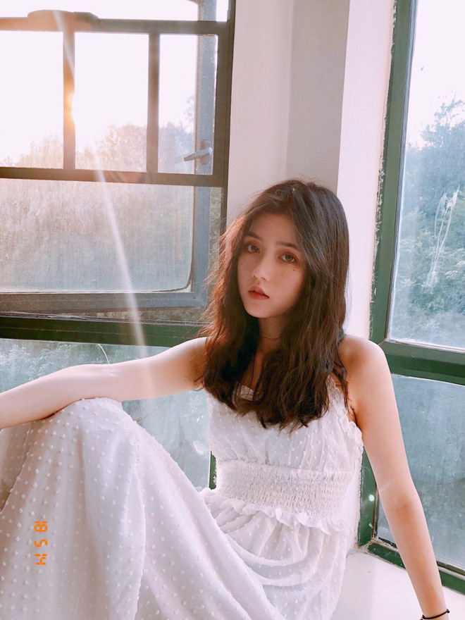 Thậm chí, nhiều người còn nhận xét, dù chỉ nhìn thoáng qua thôi, hot girl xứ Trung tên Hiên Hiên đã khiến trái tim nhiều người phải lỗi nhịp vì quá xinh đẹp.