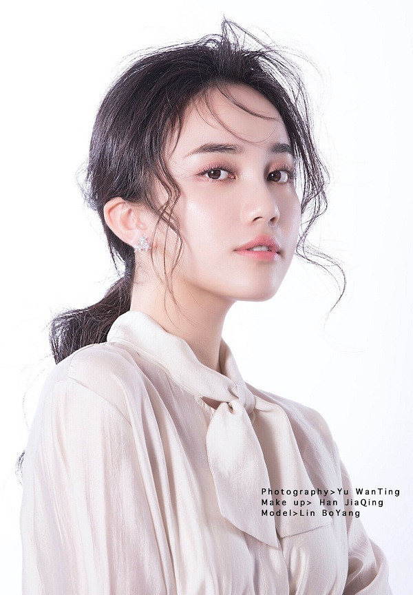 Kỳ thi đại học vừa qua, Lâm Bác Dương đỗ vị trí thứ hai Học viện Hí kịch âm nhạc Trung Quốc, xếp thứ 9 Học viện Điện ảnh Bắc Kinh.