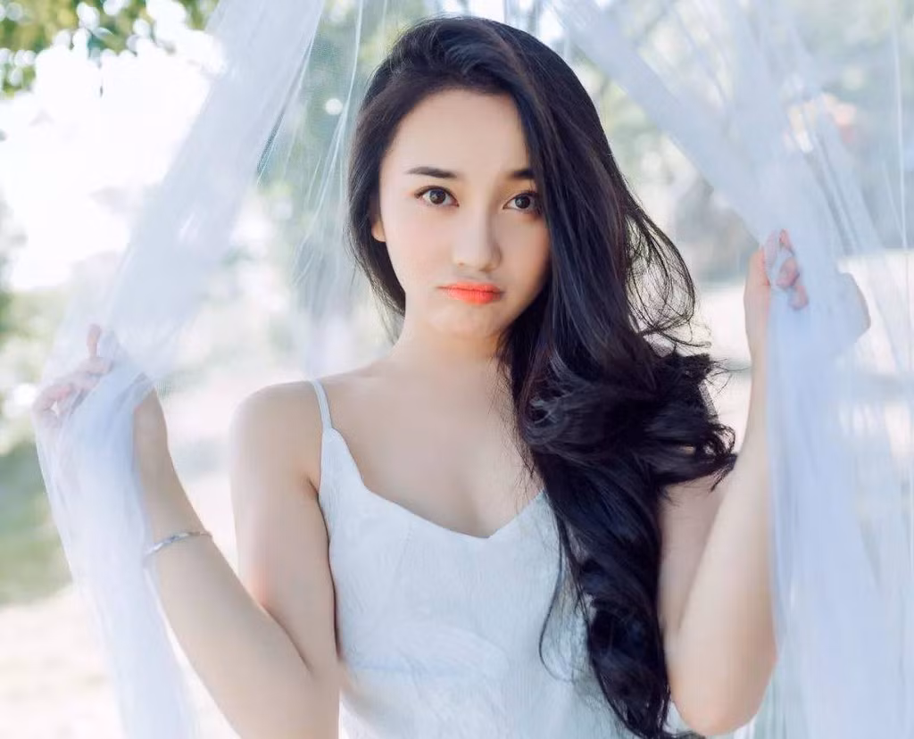 Lâm Bác Dương sinh năm 1999 tại Hạ Môn. Cô cao 1,67 m và có vóc dáng “chuẩn minh tinh”. Không chỉ xinh đẹp, cô còn là nữ sinh có học lực rất tốt.