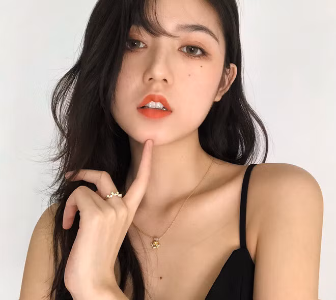 Hiên Hiên còn có biệt danh là Super Hiên, cô là một trong những hot girl được yêu thích nhất tại Trung hiện nay. Cô nàng này chắc chắn nhiều chàng trai phải thốt lên khi nhìn thấy vẻ đẹp băng thanh ngọc khiết.